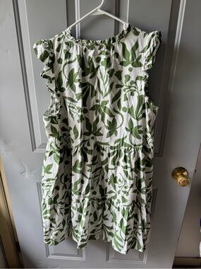 Sleeveless Green Leaf Print Tiered Dress - White & Green